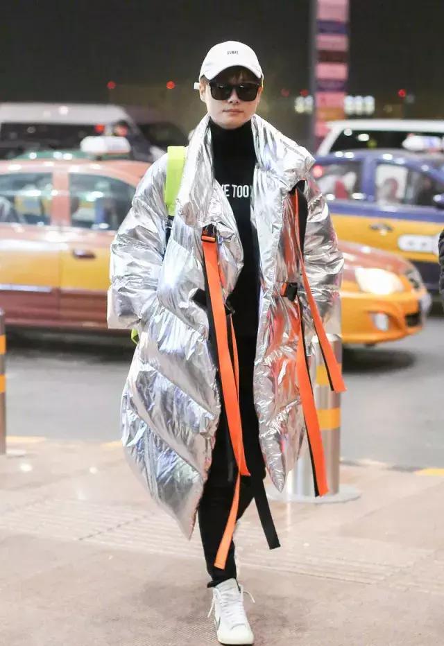 天寒地冻，好想用娜扎身上这件“棉被”羽绒服来保暖