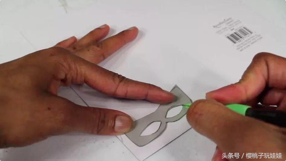 迷你手工自己动手给芭比做,手工制作芭比娃娃的头饰教程