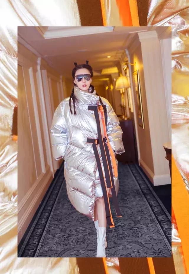 天寒地冻，好想用娜扎身上这件“棉被”羽绒服来保暖