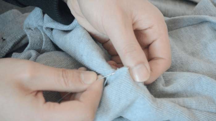 衣服开线怎么补无痕慢动作,衣服开线了的缝补针法慢动作