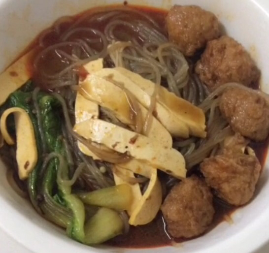 在家里就能做的麻辣烫非常好吃,自己做麻辣烫一锅18块可以5个人吃