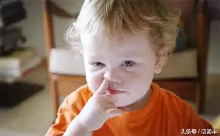 孩子流鼻血拿纸堵住一会就不流了,孩子流鼻血被血堵住了