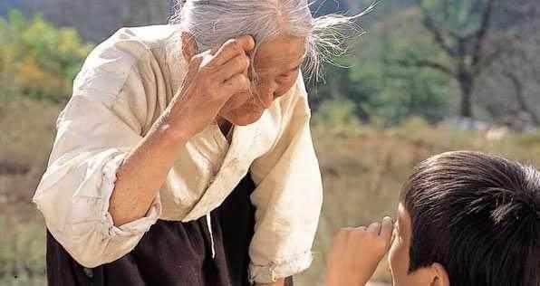 宝宝眼睛肿大失明,女宝宝眼睛为什么会肿