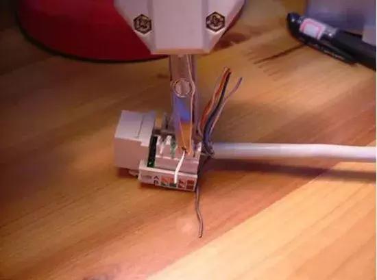 网线插座和水晶头的顺序一样么,一头水晶头一头插座的网线怎么接