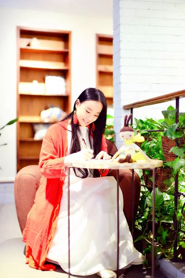 比起旅行青蛙，这位80后美女疗愈师更能治愈人心