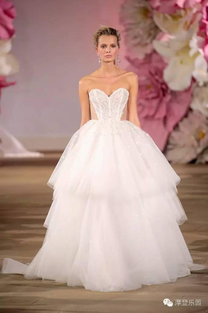 两地办婚礼可以穿两次婚纱吗,婚礼可以穿露脚的婚纱吗