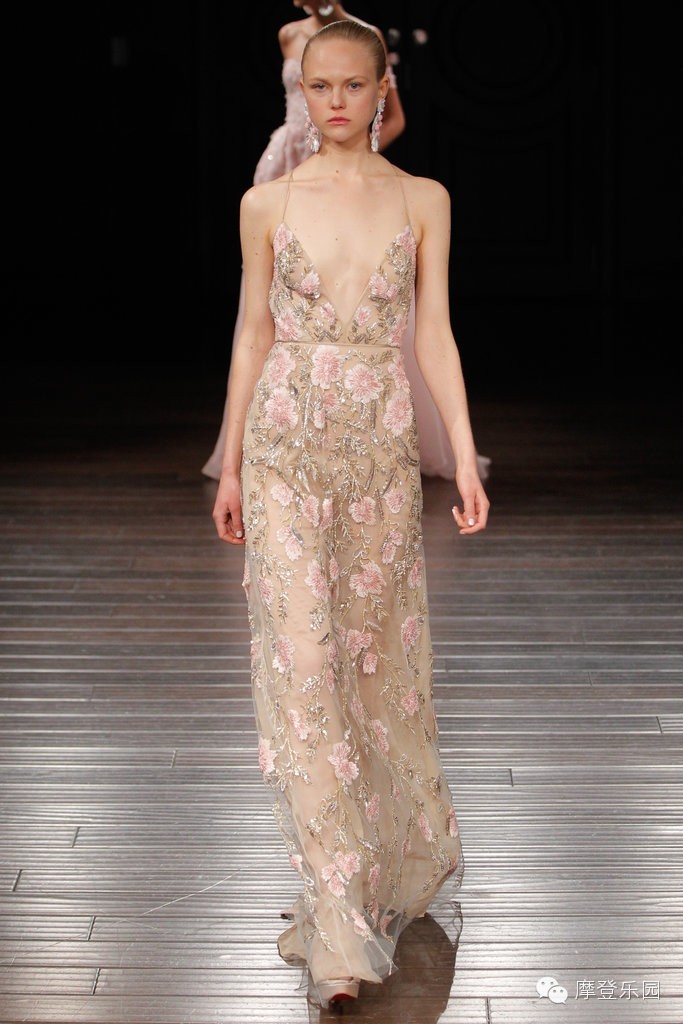 两地办婚礼可以穿两次婚纱吗,婚礼可以穿露脚的婚纱吗