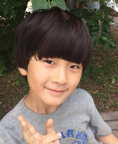小男孩蘑菇头超帅发型,10至15岁男孩最酷发型不烫锅盖