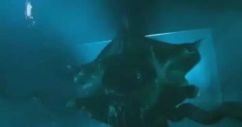 夭寿啊，章鱼上岸进化触手怪凌辱美少女啦！还好有dick警官~