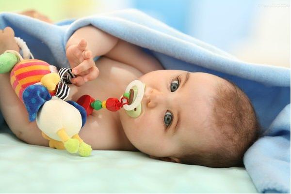 如何让宝宝戒掉奶嘴喝奶,宝宝戒掉奶嘴睡觉的方法