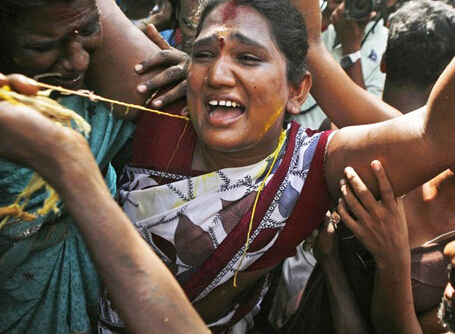 男子见远房亲戚貌美如花，支开其丈夫欲猥琐惨遭阉割