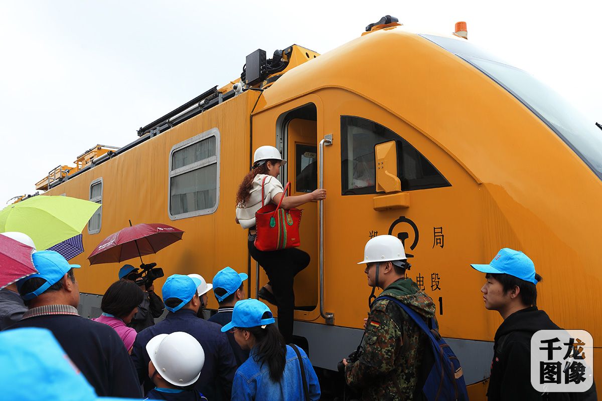 市民走进二七机车公司感受高铁时代工人力量