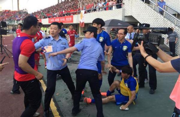 法律专家：武汉宏兴的球场*力暴**已构成4项犯罪事实，可以量刑！