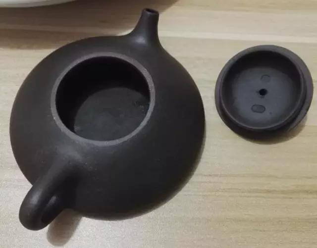 紫砂壶有土味怎么去除,紫砂壶里味道怎么去除