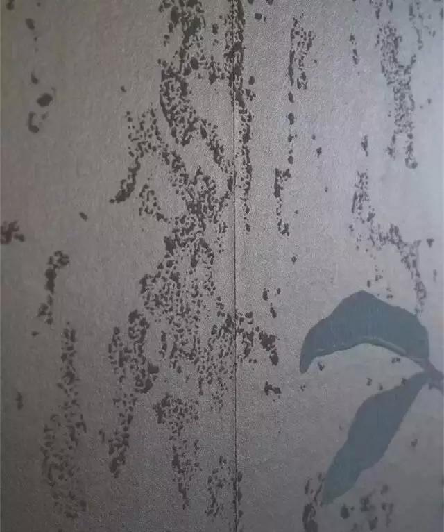 墙纸接缝翘起来怎么处理,墙纸贴好了感觉太丑怎么处理