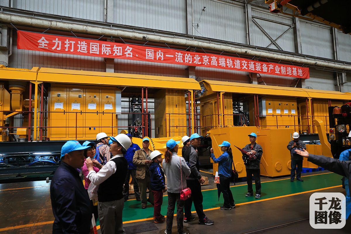 市民走进二七机车公司感受高铁时代工人力量