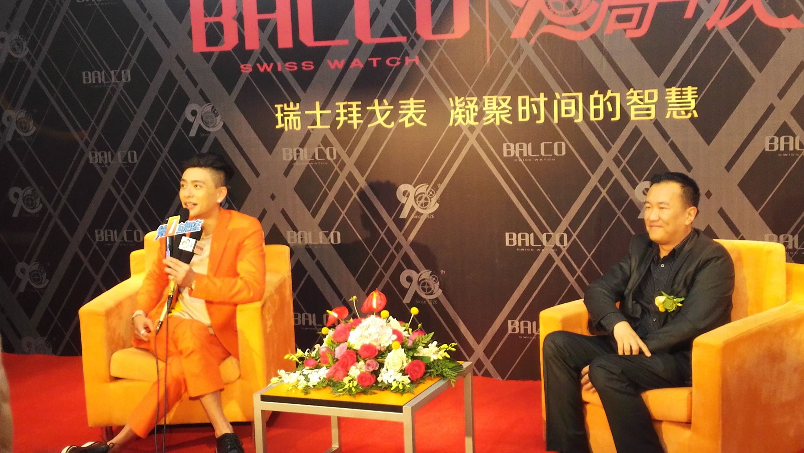 武汉上演光影盛宴庆祝建党百年,武汉致敬祖国灯光秀