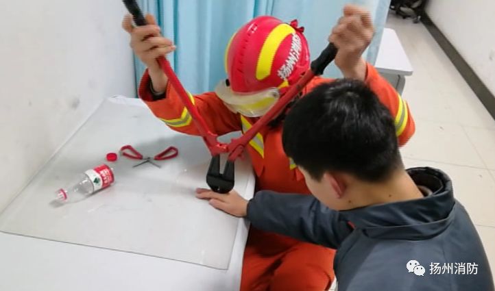 手指被戒指卡住求助防火员,男孩手指被卡求助防火员秒变话痨
