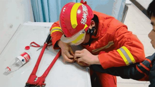 手指被戒指卡住求助防火员,男孩手指被卡求助防火员秒变话痨