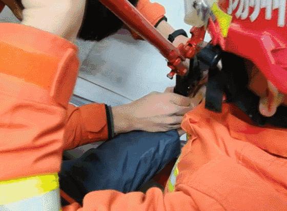 手指被戒指卡住求助防火员,男孩手指被卡求助防火员秒变话痨