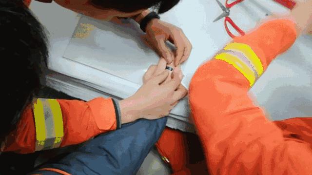 手指被戒指卡住求助防火员,男孩手指被卡求助防火员秒变话痨