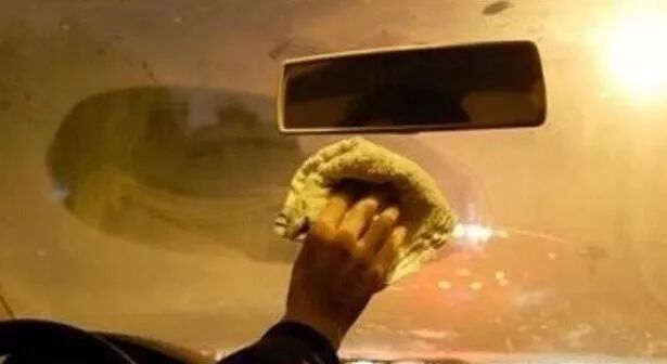 天气寒冷爱车冻住了怎么办,下雪车被冻住最快解决方案