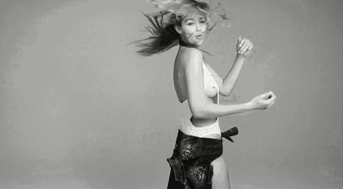 头发干枯没营养是气血不够吗,洗发水洗完头发干枯毛糙是缺什么