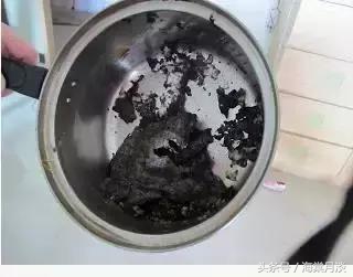 锅具烧焦烧糊了怎么办？简单两步让锅具干净如初！速速围观！