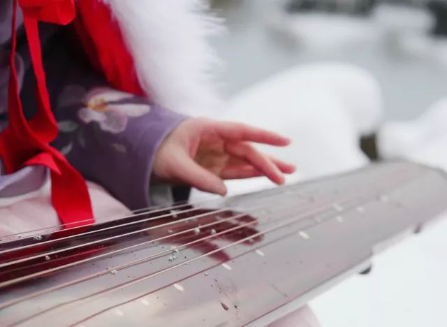 雪中抚琴琴写意，氿边听风风传心