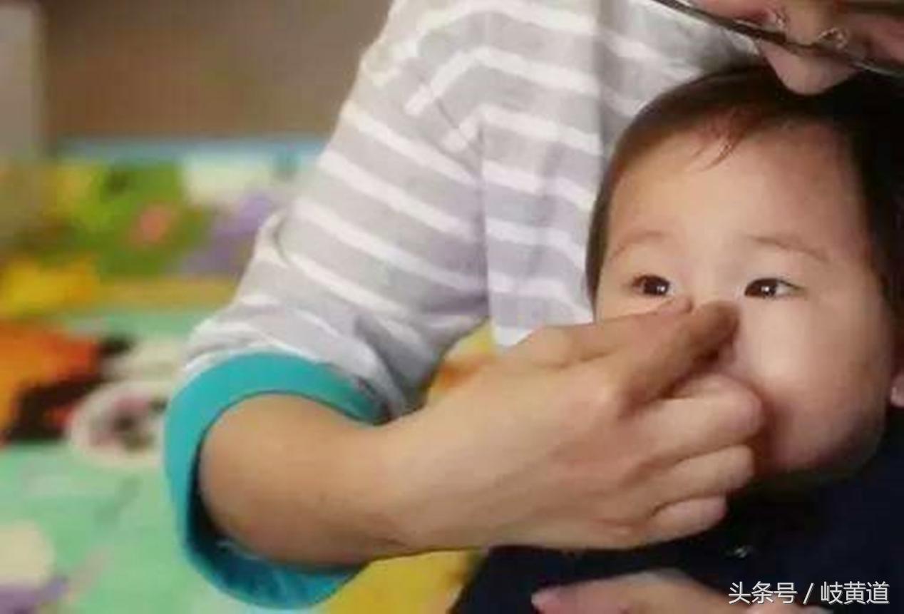 儿童把异物弄鼻孔了怎么办,家长怎么发现孩子把异物塞鼻孔