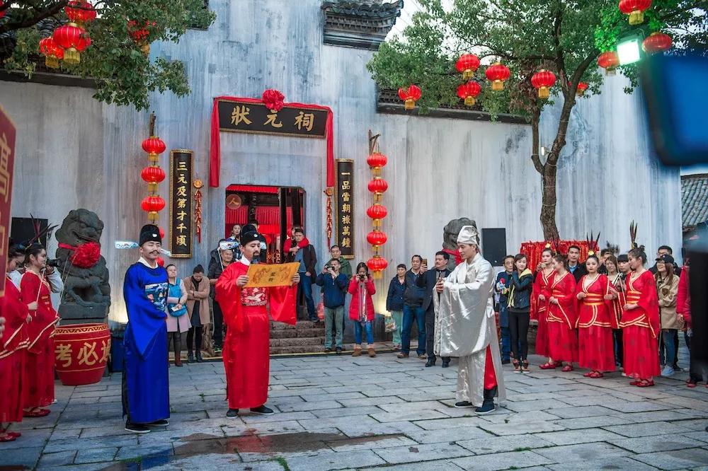 还做一只孤独旅行蛙？这个春节，和家人来横店一起玩转大庙会吧！