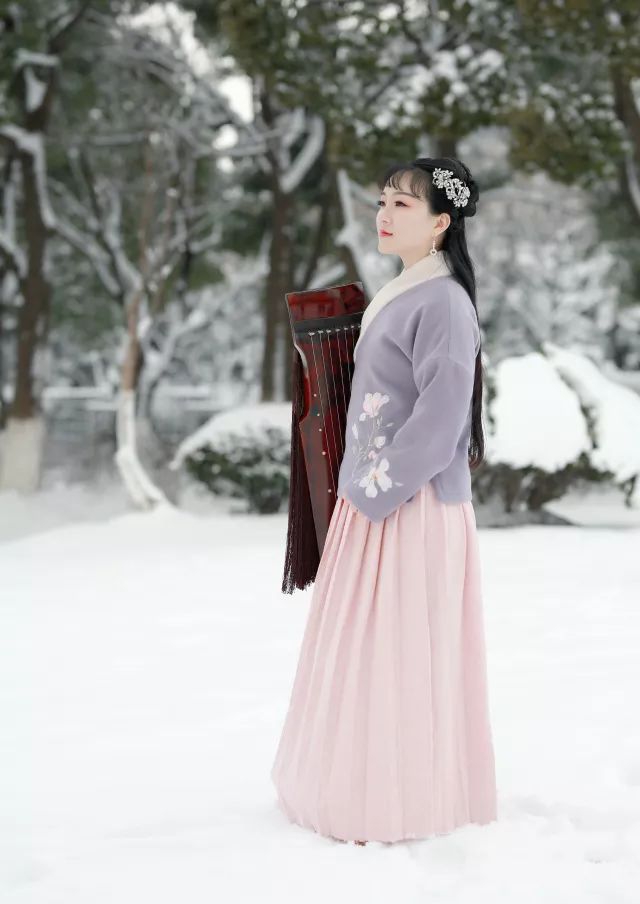 雪中抚琴琴写意，氿边听风风传心