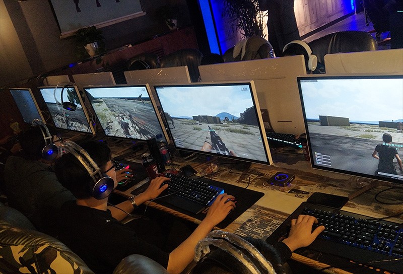 认准配备富勒键鼠的网咖，寒假吃鸡更轻松