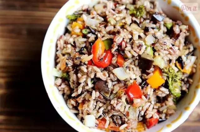 22岁白头发越来越多是有病吗,白头发长出来是缺什么营养