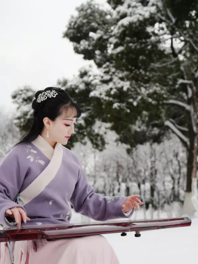 雪中抚琴琴写意，氿边听风风传心