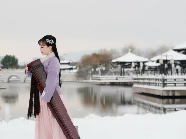 雪中抚琴琴写意，氿边听风风传心