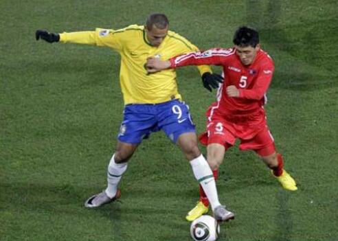 俄罗斯世界杯法国队捧起大力神杯,俄罗斯世界杯金球奖是谁拿的