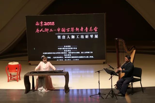 雪中抚琴琴写意，氿边听风风传心