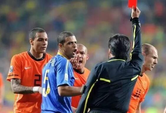 俄罗斯世界杯法国队捧起大力神杯,俄罗斯世界杯金球奖是谁拿的