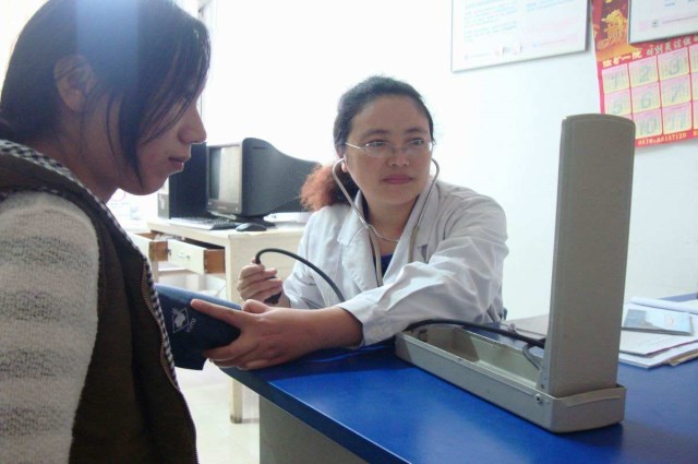 孕妇怀孕呕吐和丈夫身体有关吗,老婆怀孕总是作呕怎么办