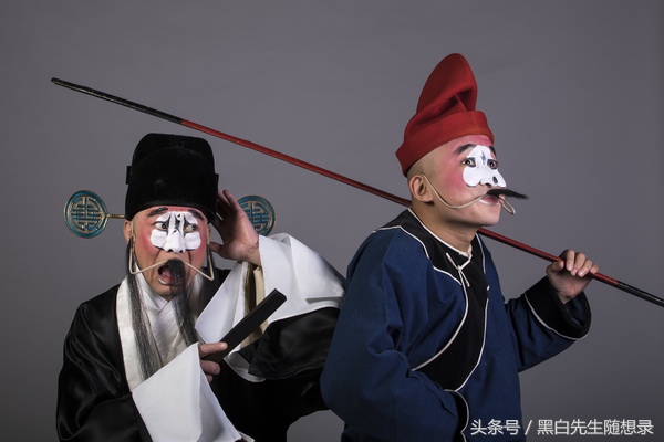 皇帝正在演戏，突然燕子拉的屎，掉在他的鼻梁上（黑白先生）