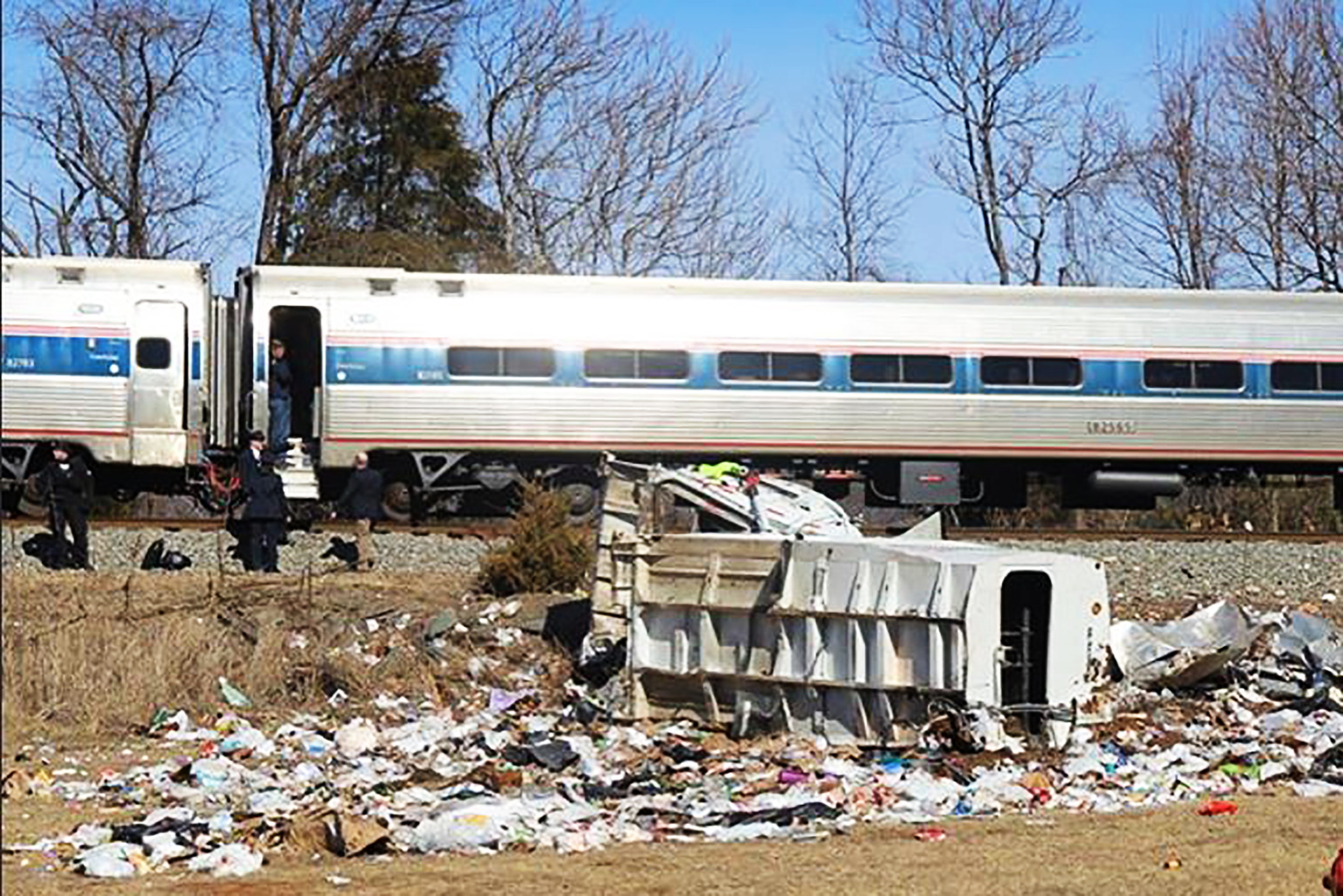 美国火车与大巴车相撞,美国火车与汽车相撞视频