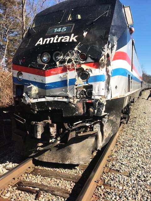 美国火车与大巴车相撞,美国火车与汽车相撞视频