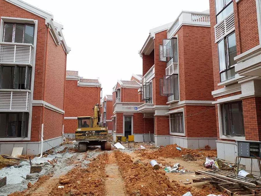 湛江市吴川老板捐100亿元,湛江富豪捐二亿为村民建房