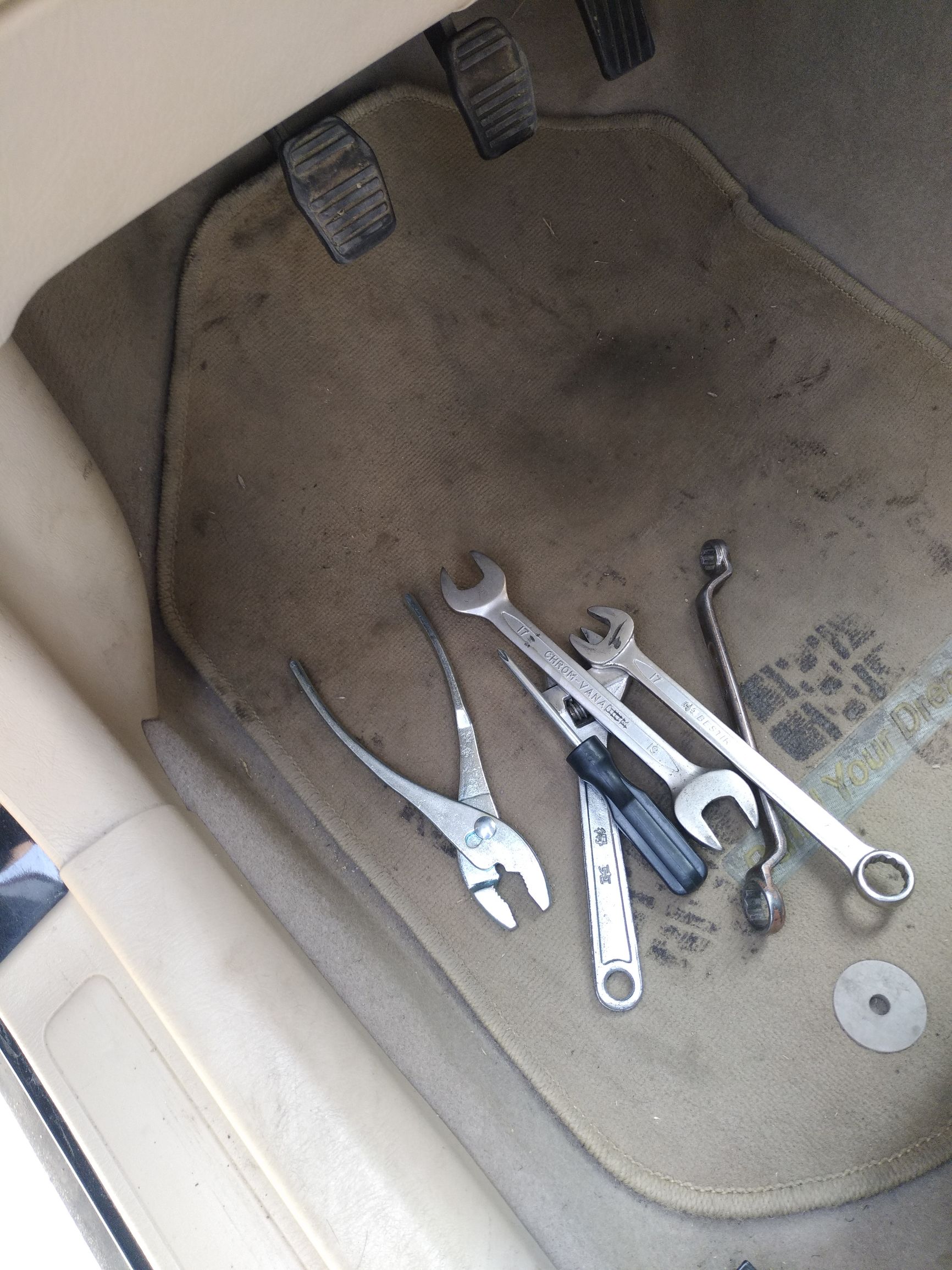 比亚迪f3离合器踏板突然失效,比亚迪f3离合器踩下去弹不上来