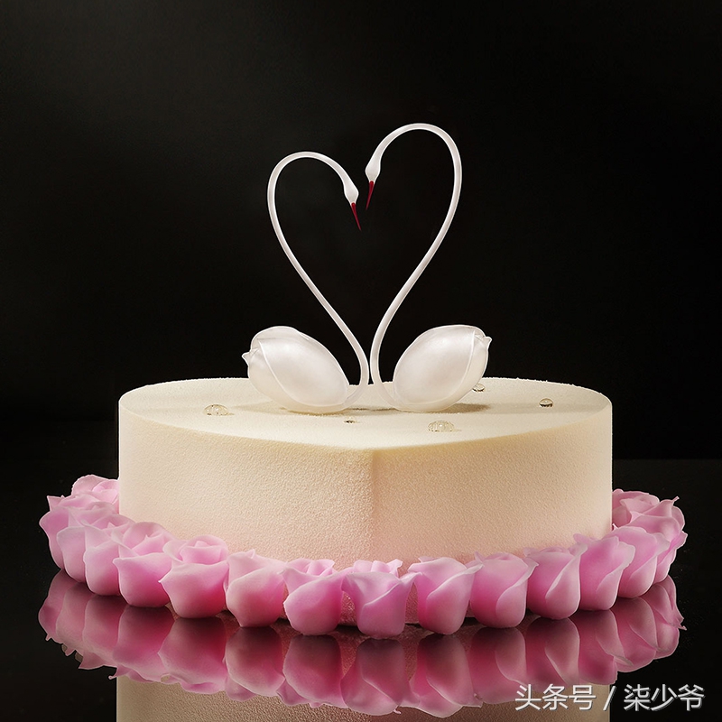 黑天鹅蛋糕还是白天鹅蛋糕好看,好利来黑天鹅艺术蛋糕