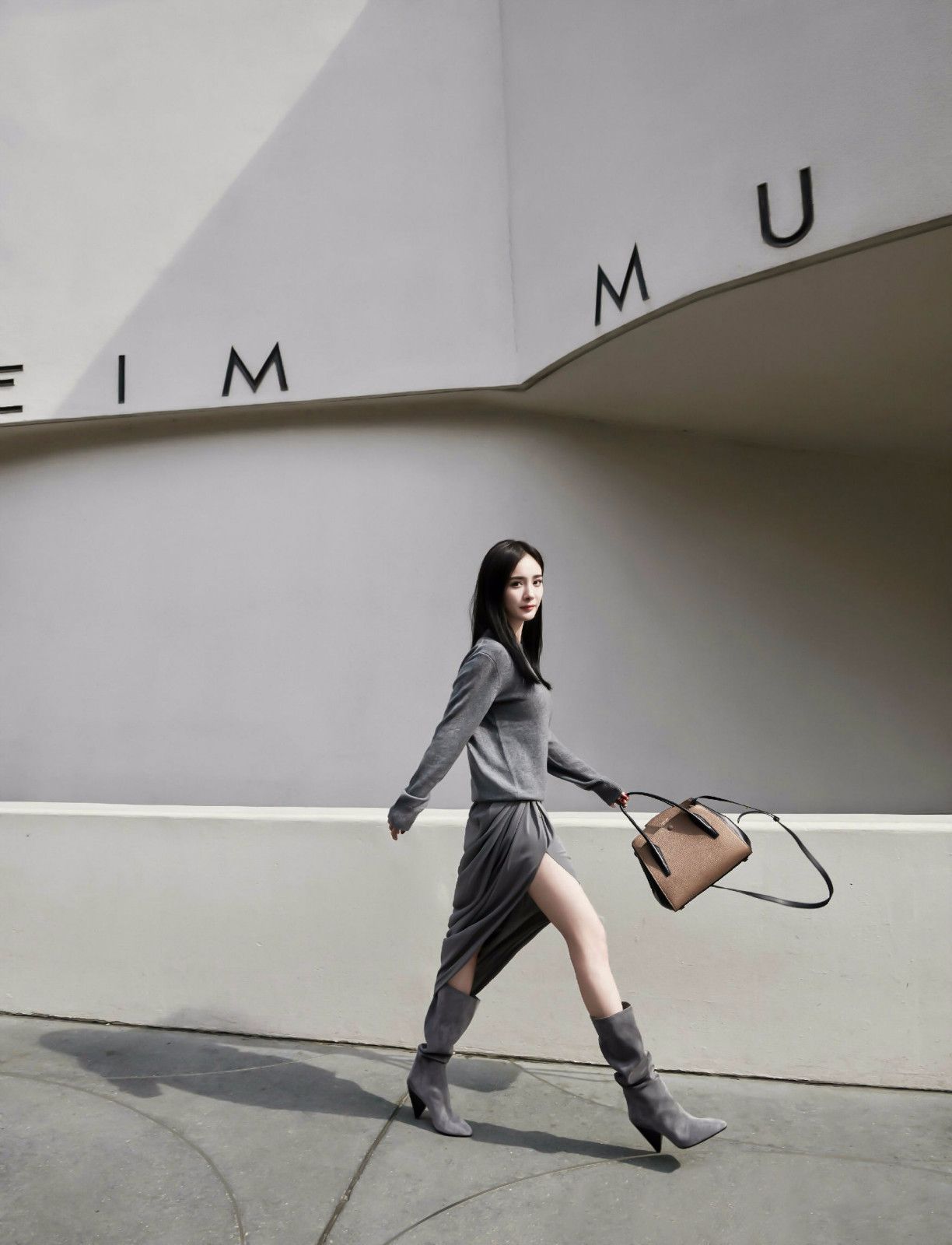 杨幂的腿真的是皮包骨吗,杨幂为什么不露腿