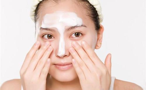 洗脸时加什么可以去痘痘,洗脸用糖去角质