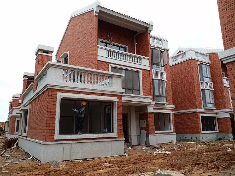 湛江市吴川老板捐100亿元,湛江富豪捐二亿为村民建房