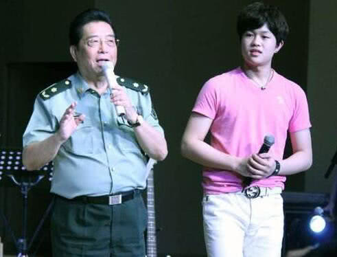 66岁刘銮雄再添千金，盘点娱乐圈老来得子的名人